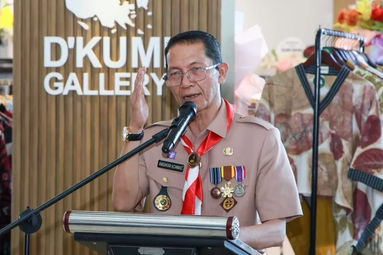 Wali Kota Batam, Amsakar Achmad. 