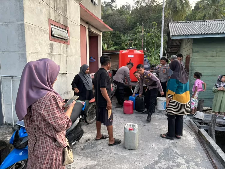 Patroli Kamtibmas Napoleon Presisi, personel Polsek Siantan saat menyalurkan air bersih kepada masyarakat di Tanjung Momong dan Desa Antang.