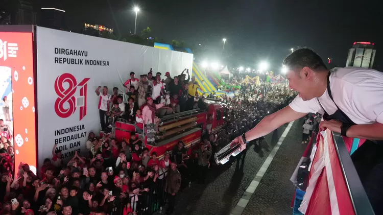 Karnaval HUT ke-81 RI, Kepala BGN Sudaryono Bagikan Ompreng Makan ke Warga di Monas