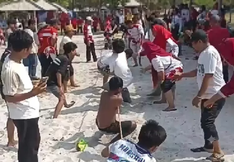 Keseruan warga PKJ menyambut Kemerdekaan HUT RI ke-81 di pantai Reviola.