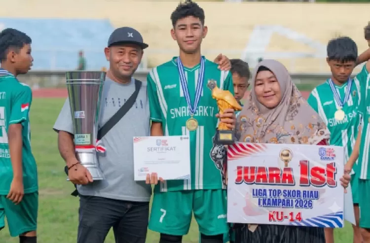Zidan didampingi kedua orangtua  Ayah, Fakhrurazi dan ibu Ermawati, saat meraih piagam, medali serta Piala Juara 1 Top Skor di Kampar Riau. 