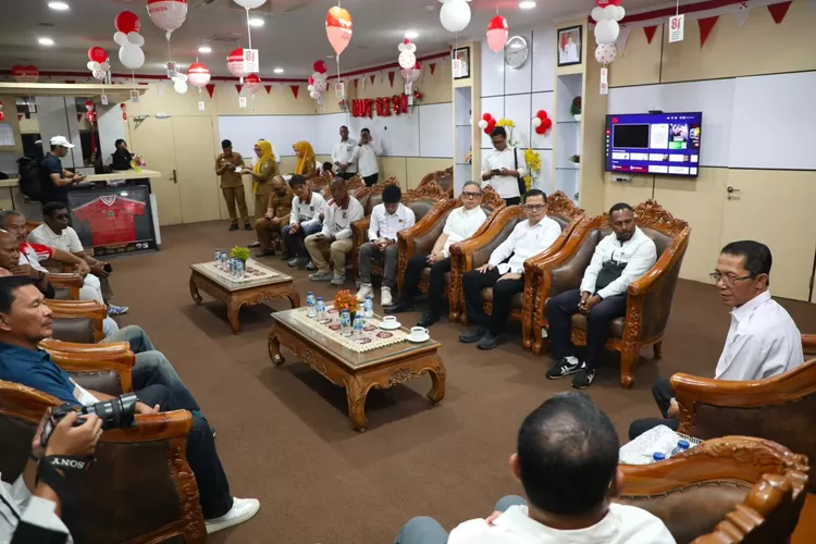 Wali Kota Batam, Amsakar Achmad, berbincang dengan mantan pemain timnas Indonesia, pertemuan di Kantor Wali Kota Batam, Senin 24 Agustus 2026