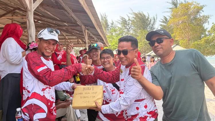 Ketua RW 14 Perumahan Putra Kelana Jaya, Edwin, saat memberikan hadiah lomba kepada pemenang, Minggu  23 Agustus 2026