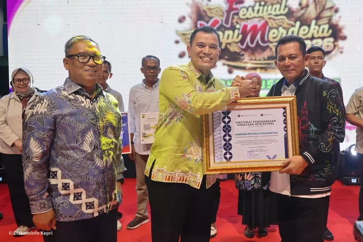 Gubernur Kepulauan Riau, Ansar Ahmad didampingi Wakil Gubernur Kepulauan Riau, Nyanyang Haris Pratamura saat menyerahkan Sertifikat penghargaan.Minggu 23 Aguatus 2026. 