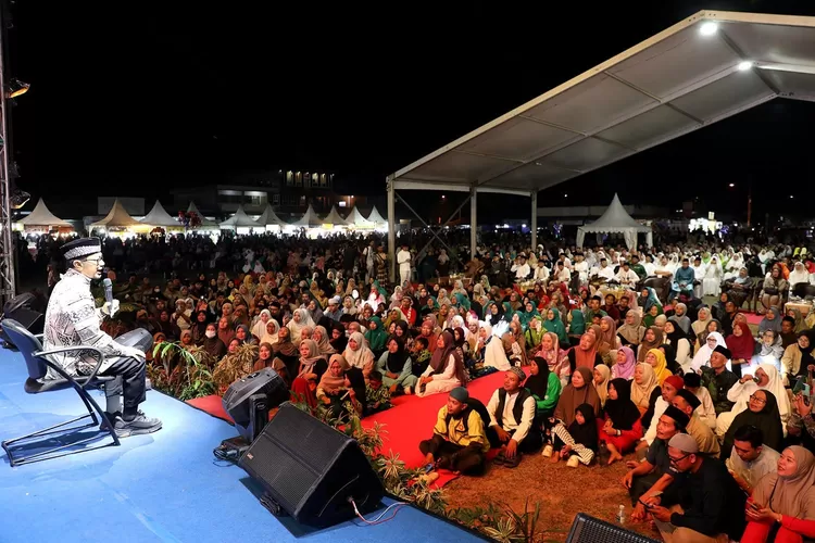 Malam peringatan Maulid Nabi di Tanjung Piayu pun akhirnya menjelma menjadi ruang silaturahmi yang erat.