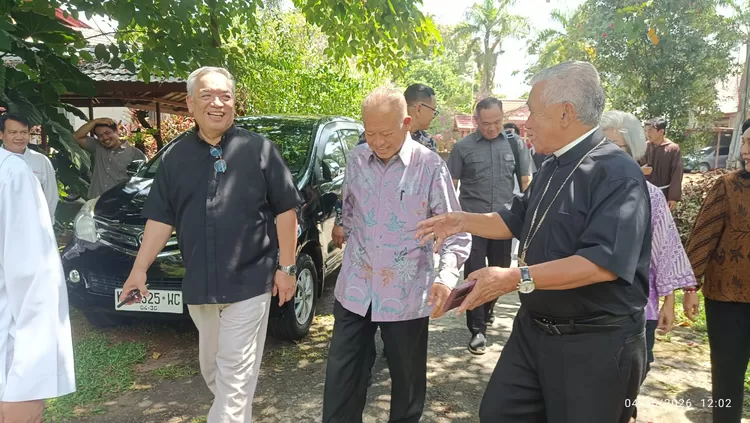 Prof. Purnomo Yusgiantoro ditemani Father Jojo, OP dan Uskup Agustinus dalam mengelilingi STT Pastor Bonus. Kamis 4 Juni 2026. (Foto: Samuel)