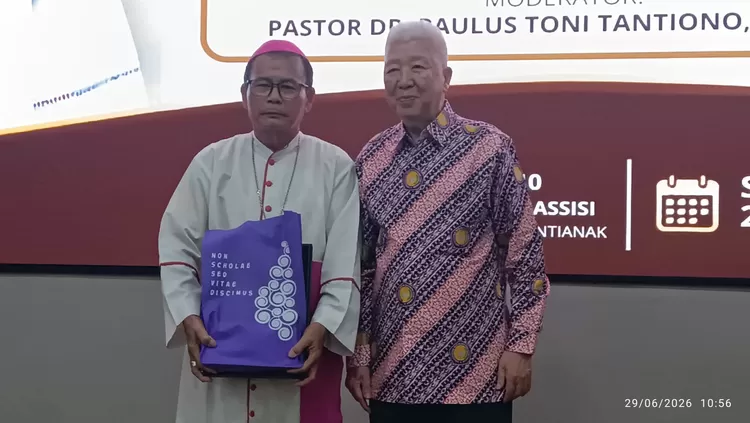 Administrator Apostolik Keuskupan Agung Pontianak, Mgr. Dr. Samuel Oton Sidin, OFMCap  dan Ketua Pengurus Yayasan Widya Dharma Pontianak, Polycarpus Widjaja Tandra, SH., MM.,