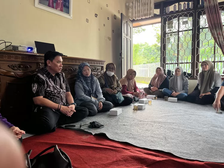 Pendampingan PKM Unpak Bantu UMKM Kue Basah Naik Kelas