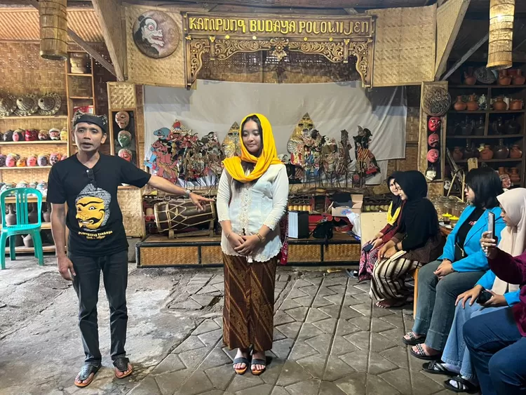 Ki Demang menjelaskan bahwa kerudung perempuan melambangkan kesopanan, penjagaan diri, serta ketertiban rasa, sekaligus menjadi sarana komunikasi sosial terkait status dan etika pergaulan.