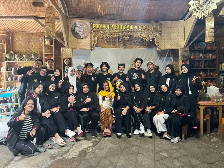 Pada Minggu, 25 Januari 2026, kegiatan Sinau Budaya di Kampung Budaya Polowijen (KBP) mengajak peserta menelusuri kembali makna kain penutup kepala yang lazim dikenakan masyarakat Jawa sejak dahulu. Bagi perempuan dikenal kerudung, sedangkan bagi laki-laki dikenal iket atau udeng.