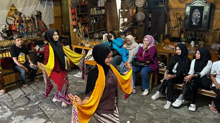 Kegiatan Sinau Budaya ini turut dihadiri beberapa siswi SMPN 9 Malang yang sebelum acara dimulai menampilkan Tari Bekalan Putri Malang. Hadir pula mahasiswa IKIP Budi Utomo Jurusan Sejarah dan Sosiologi, mahasiswa Pascasarjana Magister Pendidikan Universitas Negeri Surabaya (Unesa), serta Kelompok 1