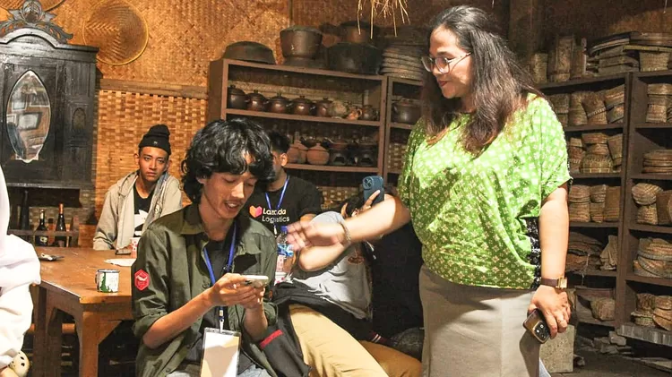Budhe Mei menyampaikan materi dengan gaya yang santai dan komunikatif, sehingga suasana diskusi berlangsung hidup. Mahasiswa aktif mengajukan pertanyaan seputar teknik penyiaran, penyusunan pesan budaya, hingga strategi agar konten budaya tetap menarik dan mudah diterima oleh masyarakat luas, khusus