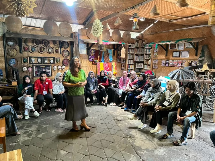 Melalui rangkaian kegiatan ini, mahasiswa KKN Tematik UMM tidak hanya terlibat dalam upaya merawat pawon sebagai ruang tradisi, tetapi juga mendapatkan wawasan baru tentang bagaimana budaya dapat diangkat dan disuarakan melalui media broadcasting. Pawon pun kembali ditegaskan sebagai ruang belajar 