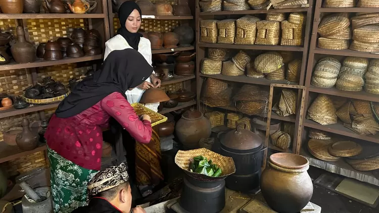 Kelompok 14 mahasiswa UMM yang melaksanakan KKN Tematik di Kampung Budaya Polowijen mempraktikkan pembuatan jajanan tradisional berbahan dasar singkong yang dipanen dari pekarangan warga. Kegiatan diikuti oleh Desfian Achmad Saputra (Hukum), Najwa Nabila (Farmasi), dan Elsa (Ilmu Kesejahteraan Sosia