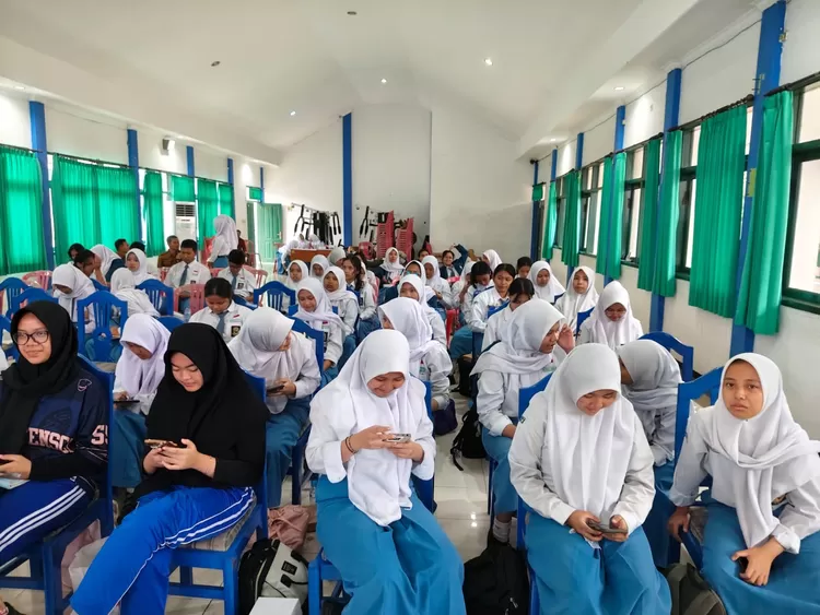 Peserta pelatihan dari SMA Negeri 1 Kota Malang tampak aktif mencoba menulis premis teks biografi secara langsung dalam sesi praktik, dengan pendampingan narasumber pada kegiatan Pelatihan Pengembangan Literasi Menulis Teks Biografi secara Logis dan Kreatif di Aula Mitreka Baca, Selasa (16/9/2025). 