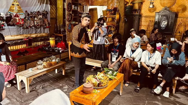 Dalam kegiatan tersebut, mahasiswa diajak memahami secara mendalam praktik tradisi masyarakat Jawa, khususnya ritus selametan yang secara umum dilaksanakan dalam tiga fase utama kehidupan, yakni kelahiran, pernikahan, dan kematian. 