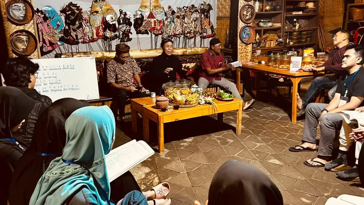 Pada malam harinya, mahasiswa KKN Tematik UMM kelompok 14 melanjutkan pembelajaran budaya melalui kegiatan sinau tembang macapat Jawa yang dipandu oleh Ki Surjono dan Ki Suto, pegiat budaya Kampung Budaya Polowijen.