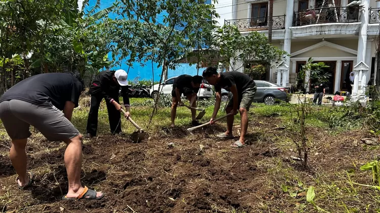 Mahasiswa KKN bersama warga di Kampung Budaya Polowijen (KBP) juga membuka lahan karang kitri sebagai bagian dari pengembangan Kawasan Rumah Pangan Lestari (KRPL). Kegiatan ini menjadi upaya nyata pemanfaatan lahan kosong agar lebih produktif, hijau, dan bermanfaat bagi ketahanan pangan warga.