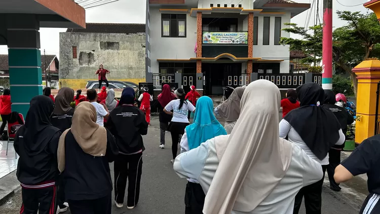 Pada Minggu, 1 Februari 2026, mahasiswa KKN Tematik UMM kelompok 14 turut membersamai warga RW 02 Kelurahan Polowijen dalam kegiatan senam sehat yang rutin diselenggarakan tiap minggu pagi. 