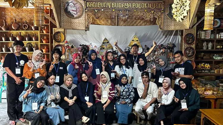 Kampung Budaya Polowijen (KBP) bersama Mahasiswa KKN Tematik Universitas Muhammadiyah Malang (UMM) melaksanakan rangkaian kegiatan kebudayaan pada Rabu, 29 Januari 2026, yang menggabungkan kerja perawatan ruang tradisi dengan penguatan literasi penulisan sejarah dan budaya. 