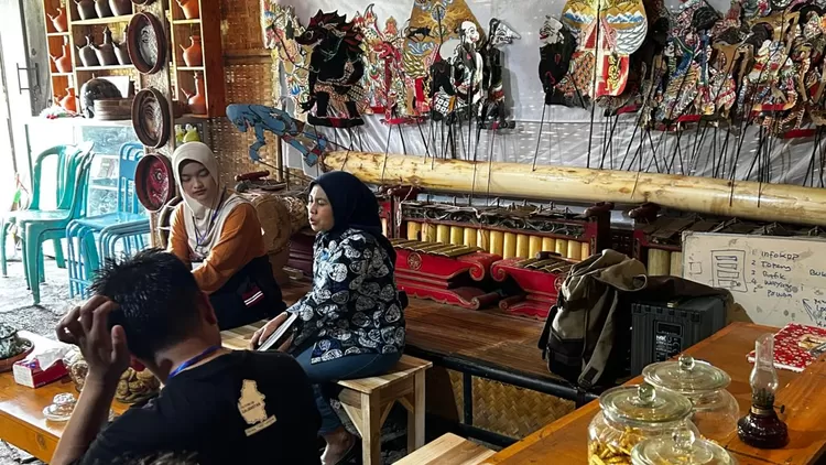 Sinau Budaya bertema Teknik dan Strategi Penulisan Sejarah dan Budaya. Kegiatan ini menghadirkan Hariani, S.AP sebagai pemateri dengan Aura Tsania sebagai moderator. 