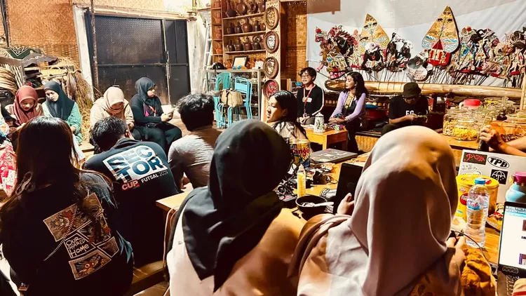 Selain menyampaikan materi, Ibu Sulaihah juga membagikan kisah inspiratif perjalanan berkesenian yang telah membawanya mempromosikan dan memasarkan karya kerajinan ke berbagai negara. Pengalaman tersebut membuka wawasan mahasiswa bahwa budaya lokal memiliki potensi besar bersaing di tingkat global