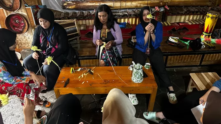 Ibu Sulaihah menekankan bahwa kerajinan tradisional tidak sekadar benda estetik, melainkan representasi cara pandang hidup masyarakat.