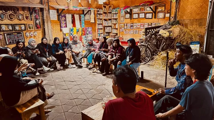 Dalam Sinau Budaya kali ini, mahasiswa mendapatkan pembekalan dengan tema “Teknik Menulis Berita Budaya”. Materi yang disampaikan menekankan pentingnya memahami karakter pembaca, menentukan sudut pandang penulisan, serta mengemas isu budaya agar tetap relevan dan menarik bagi masyarakat luas