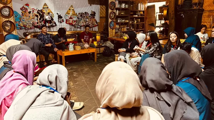 Diskusi berlangsung interaktif dengan partisipasi aktif dari mahasiswa. 