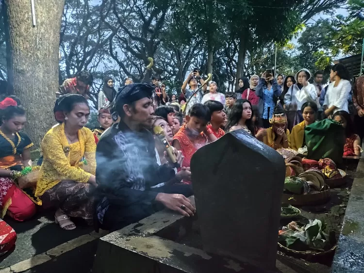 Nyadran di Makam Mpu Topeng Malang Ki Tjondro Suwono (Mbah Reni) di pimpin Ki Demang