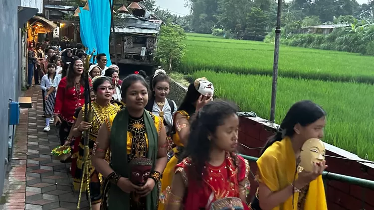 Arak-arakan Topeng Malang menuju Ke Makam Empu Topeng Malang