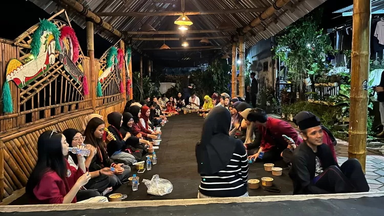 “Saur On The Road ini membawa spirit Ramadan untuk menghidupkan kembali kebersamaan, kekompakan, budaya gotong royong, dan saling berbagi. Tahun ini akan menyasar komunitas gang motor, pedagang pasar krempyeng, serta kampung tematik di Kota Malang. Semoga berjalan lancar & mendapat berkah Allah SWT