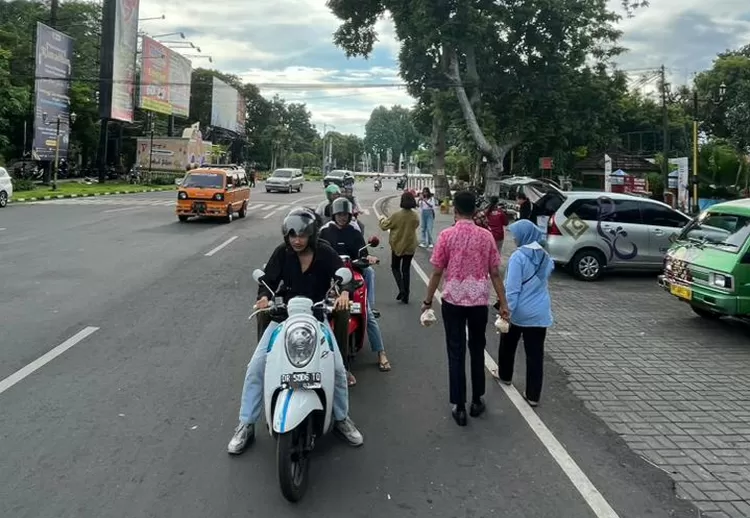 IFBEC NTB menghampiri penggunan jalan di Kota Mataram untuk membagikan takjil gratis.