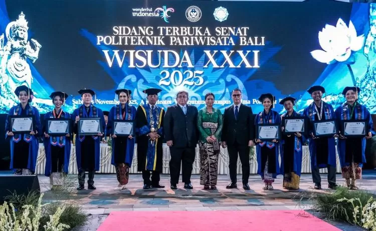 Para lulusan Poltekpar Bali berpose bersama Rektor Poltekpar dan Wakil Menteri Pariwisata Ni Luh Puspa.