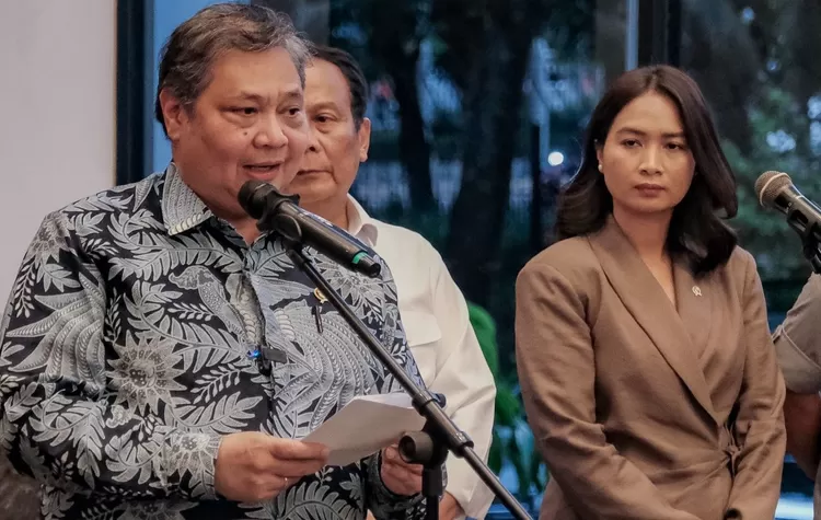 Wakil Menteri Pariwisata Ni Luh Puspa (kanan) mendampingi Menteri Koordinator Bidang Perekonomian Airlangga Hartarto; Menteri Perdagangan Budi Santoso; serta Wakil Menteri Investasi/Wakil Kepala BKPM, Todotua Pasaribu dalam jumpa pers peluncuran 65 paket wisata Nataru baru-baru ini.