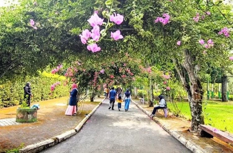 Ini adalah Taman Labirin, yang mengajak pengunjung menyusuri taman dan mencari jalan keluar paling cepat. Berekreasi sambil mengasah otak.