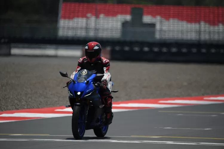 M. Fadhilah saat mengikuti bLU cRU riding experience All New R15 Connected Series di sirkuit Mandalika