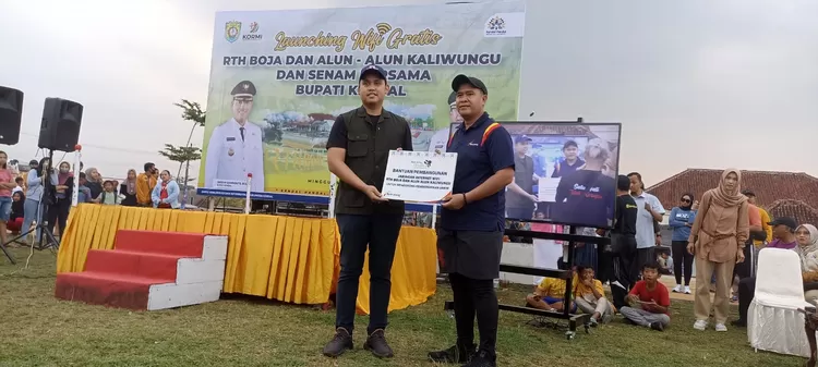 Penyerahan bantuan sarana pemasangan internet dari Bank Jateng. 