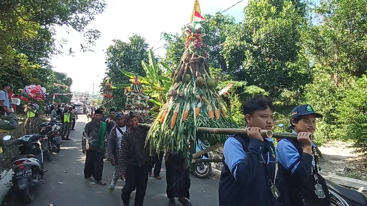 gunungan hasil bumi diarak keliling kampung