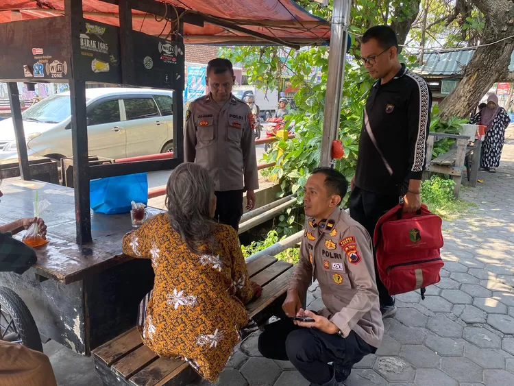 tim Dokkes Polres Kendal saat membujuk Tuminem untuk mendapatkan perawatan luka di kakinya. 