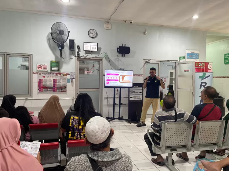 dr. Duta Indriawan, M.Biomed., Sp.B selaku Dokter Bedah Umum saat menyampaikan paparan tentang kanker payudara.