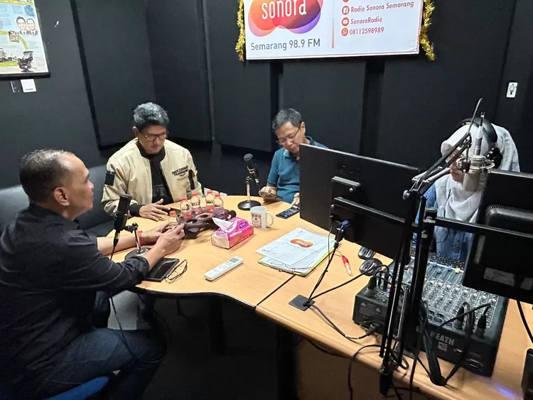 Ketua DPRD Jateng Sumanto saat menjadi narasumber Dialog Radio &ldquo;Hari Kesaktian Pancasila: Momentum Kuatkan Ideologi Bangsa&rdquo;. Acara berlangsung di Studio Radio Sonora Semarang, Jumat, 3 Oktober 2025.