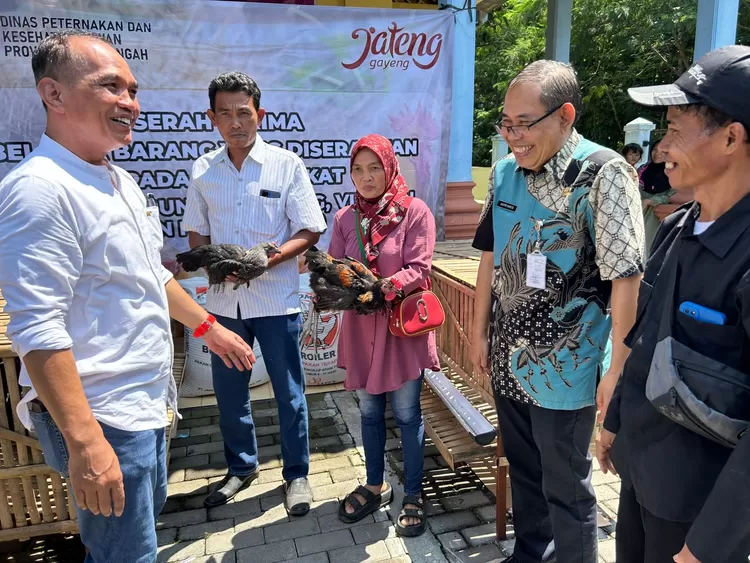 Ketua DPRD Jateng Sumanto menyerahkan bantuan ayam petelur ke warga Desa Kalijirak, Kecamatan Tasikmadu, Kabupaten Karanganyar, belum lama ini.