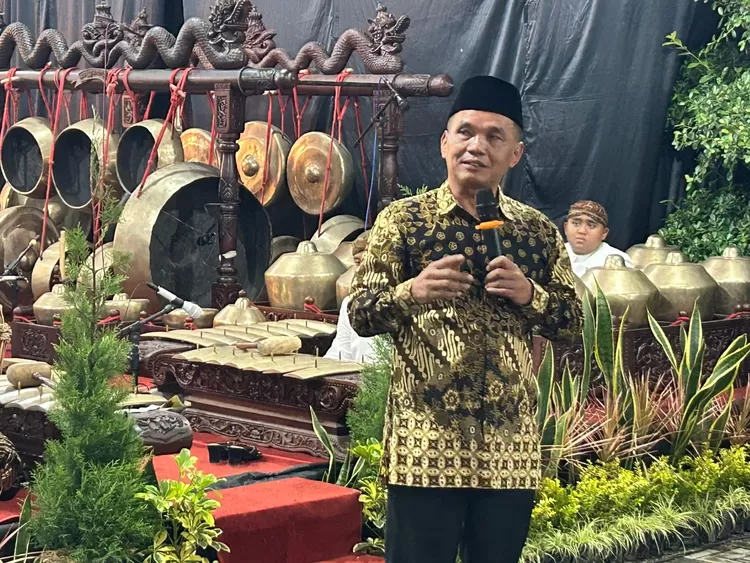Ketua DPRD Jawa Tengah Sumanto memberikan apresiasi kepada Paguyuban Dalang Karanganyar yang bergotong royong mementaskan Wayang Kulit selama 30 jam nonstop dengan melibatkan 23 dalang.