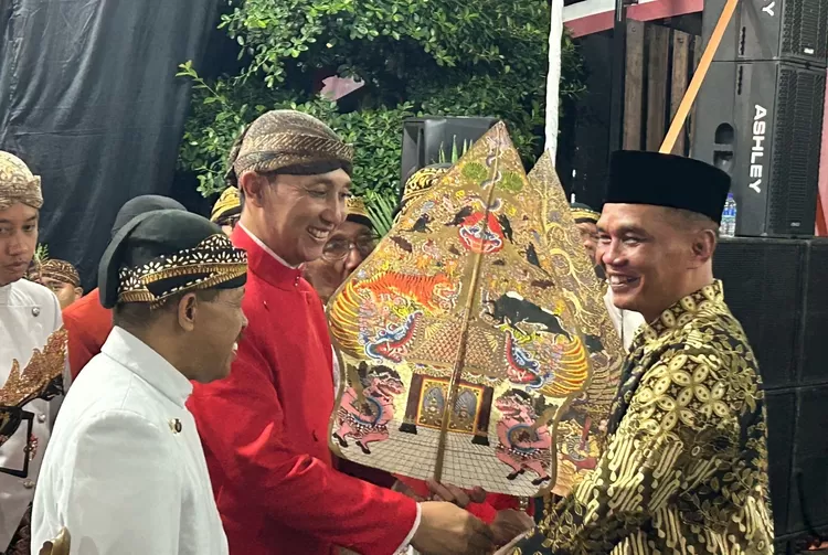 Ketua DPRD Jateng Sumanto mengungkapkan pentas media tradisional tersebut digelar untuk nguri-uri kesenian daerah.