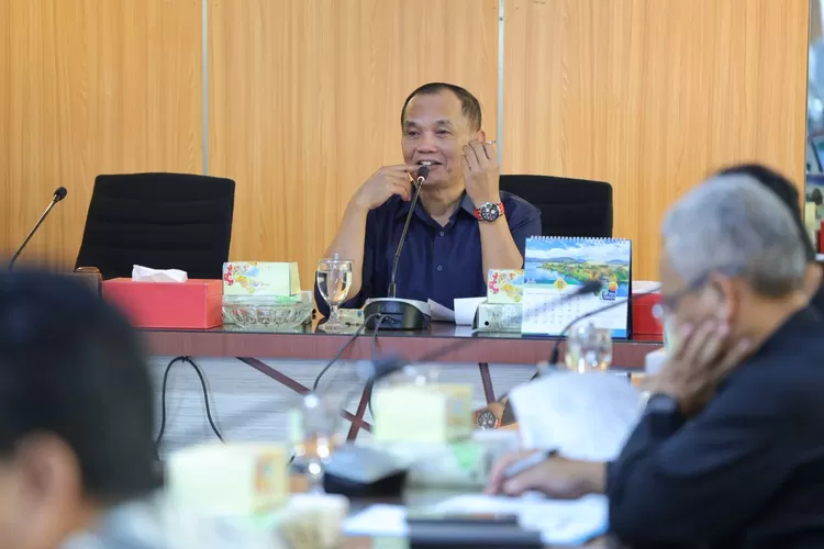 Ketua DPRD Jateng Sumanto meminta Pemprov menstabilkan harga kebutuhan pokok menjelang masa libur panjang Natal dan Tahun Baru. 