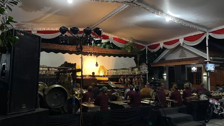 Pagelaran Seni Tradisional Wayang Kulit dengan Lakon Gatotkaca Winisuda di Desa Jati, Kecamatan Jaten, Kabupaten Karanganyar, belum lama ini.