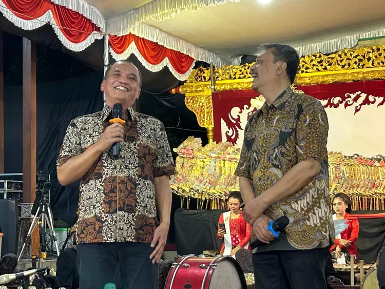  Ketua DPRD Jateng Sumanto menyatakan kesenian tradisional tak boleh kalah dengan budaya populer. 