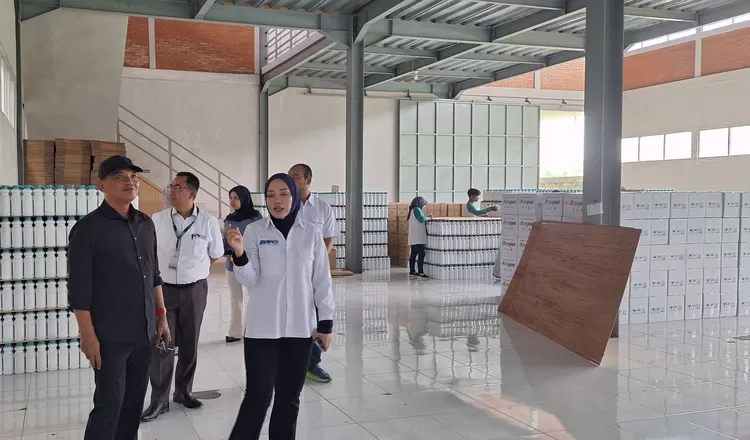 Ketua DPRD Jateng Sumanto saat berkunjung ke produsen pupuk hayati cair dan pestisida organik, PT  Indoraya Mitra Persada 168 di Kabupaten Sleman, DIY, belum lama ini.