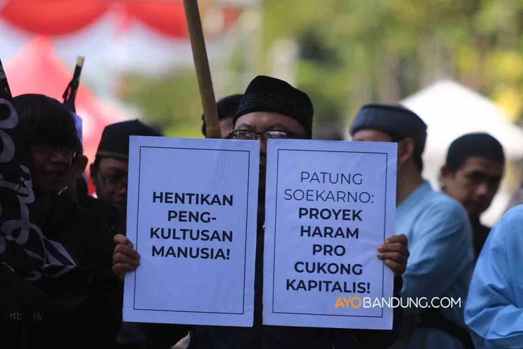 [FOTO] Aksi Tolak Pembangunan Patung Soekarno Di Gedung Sate - Ayo Bandung